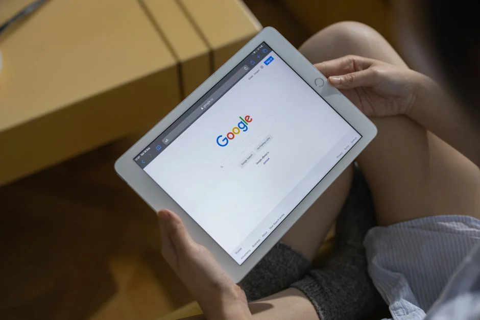A person is holding a smartphone and browsing the SumUp Instagram profile.